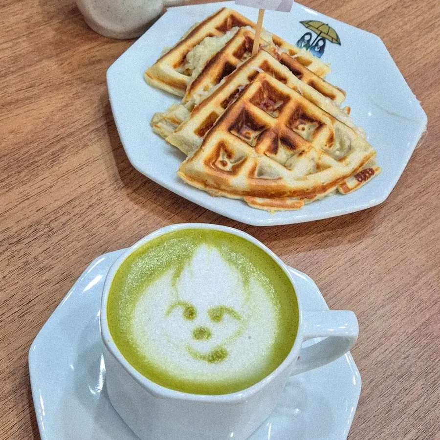 Matcha Latte do My Dorama Café com arte no leite