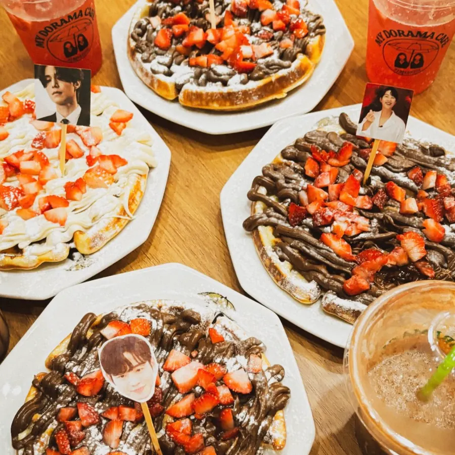 Waffle do My Dorama Café com cobertura de chocolate e morangos