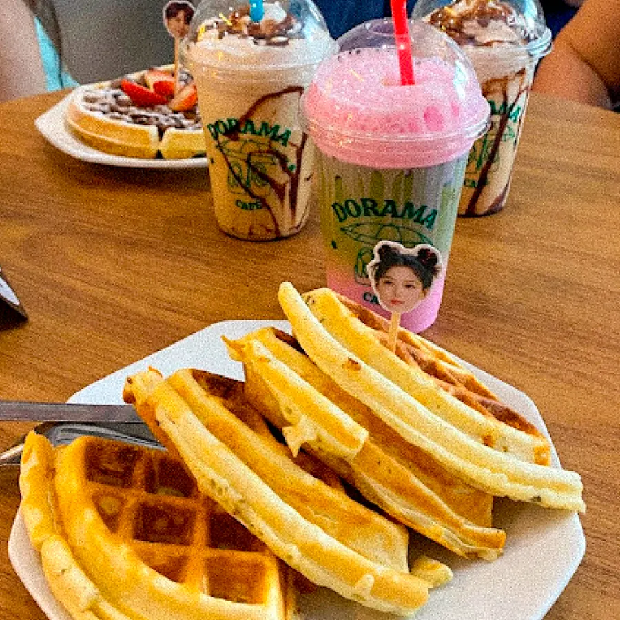 Waffle do My Dorama Café servido em tirinhas