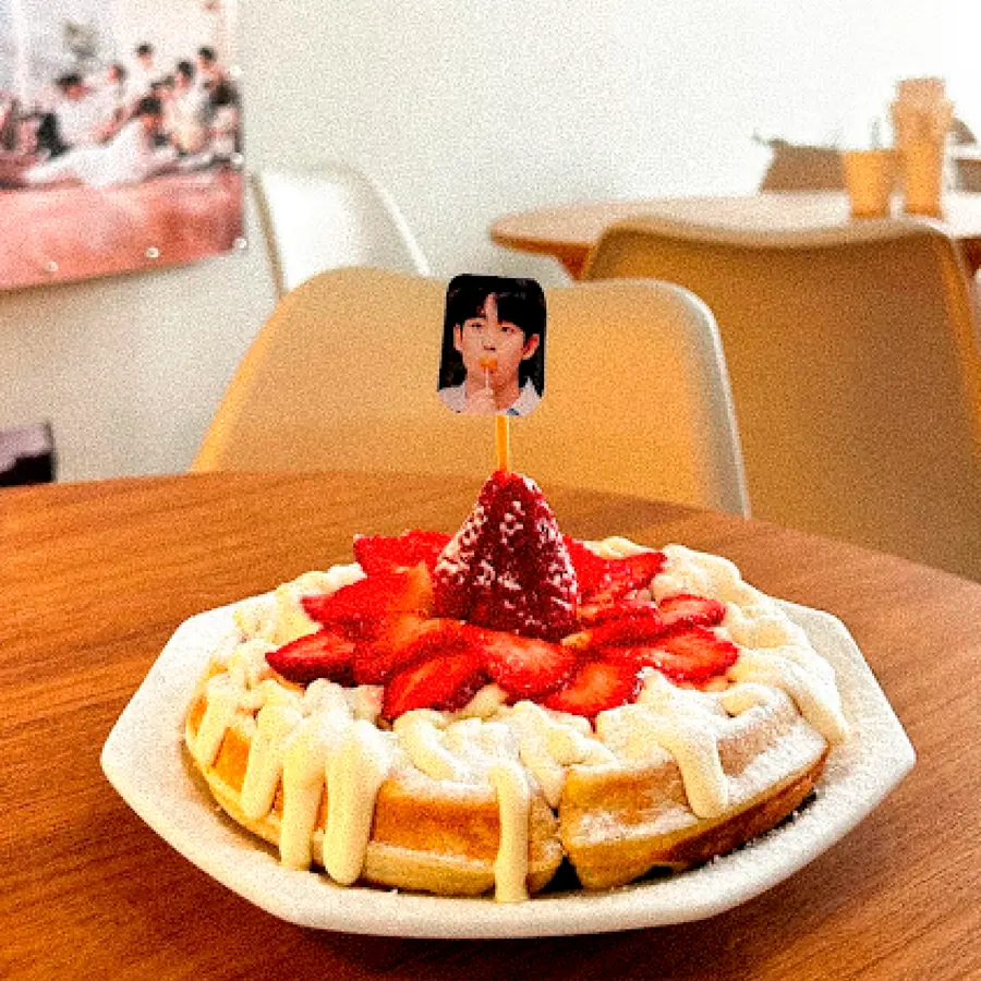 Waffles do My Dorama Café com chocolate e morango, acompanhados de bebidas