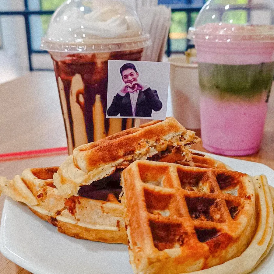 Waffle do My Dorama Café com chantilly e morangos